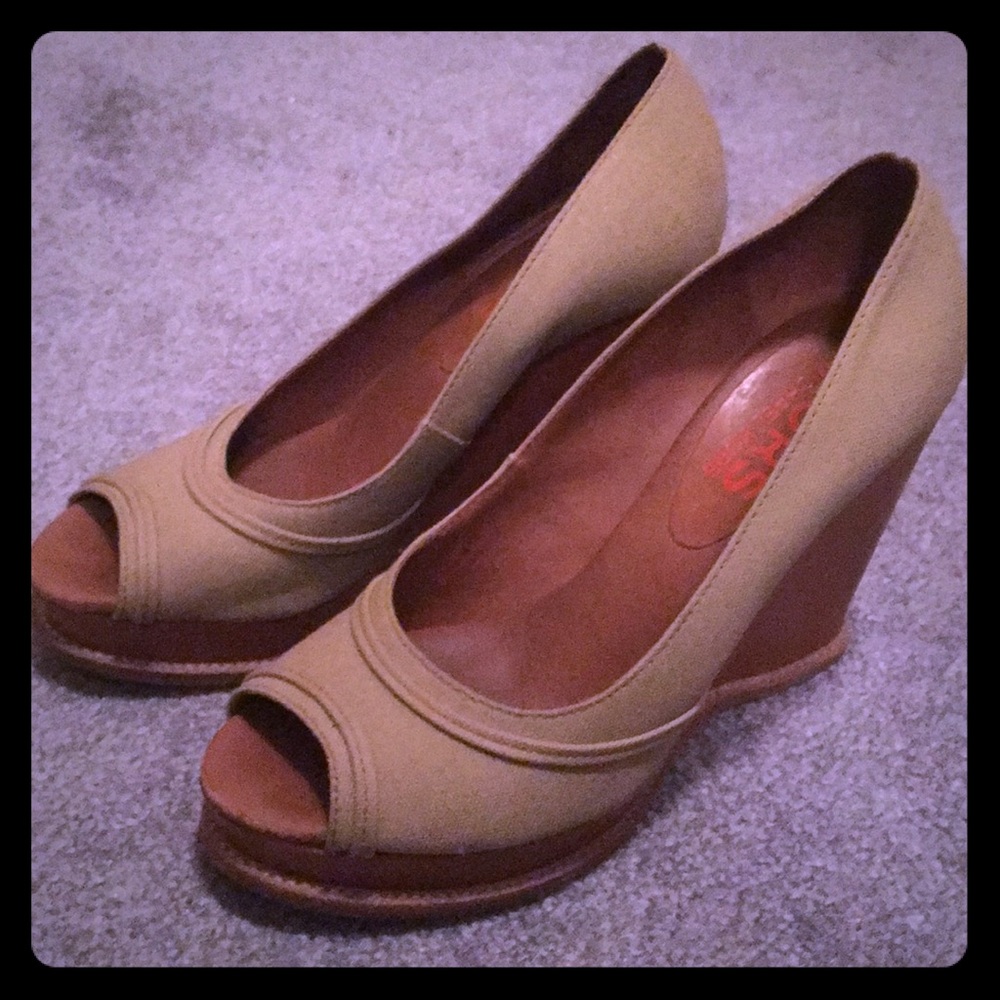 EUC Michael Kors platform peep-toe tan wedges 6